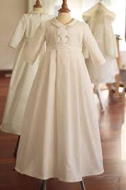 Elle figure parmi les cadeaux traditionnels que l'on offre à un enfant ou à un bébé pour sa naissance avec la médaille de baptême et la chaîne qui l'accompagne. Robe Bapteme Lucas Fil De Legende