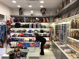 È dislocato nel centro nevralgico di una delle zone più vitali di roma. Nuovo Arredamento Per Negozio Souvenir E Tabaccheria