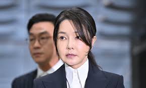 Crowds, bargains greet US shoppers