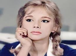 Το ξυλο βγηκε απο τον παραδεισο με φωτογράφηση του ντίνου κατσουρίδη, κερδίζει τις εντυπώσεις τόσο με τη ζωντάνια του όσο και με τους ίδιους τους χαρακτήρες των ηρώων. Boygioyklakh Papamixahl Me Maskes Prin To Prwto Koydoyni In Gr