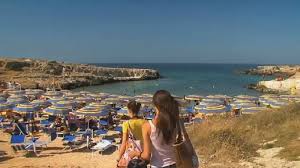 Vi è mai capitato di trovarvi nella spiacevole condizione di «turisti per caso», ovvero di essere costretti a un viaggio per inderogabili motivi, mentre ve ne stareste tranquilli in. Vaccini In Vacanza Le Regioni Si Per I Soggiorni Lunghi Politica Istituzioni Tgr Puglia