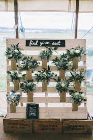 Ein Hochzeitstischplan Auf Paletten 20 Ideen Lassen Sie Sich Inspirieren Seating Plan Wedding Wedding Table Plan Pallet Wedding