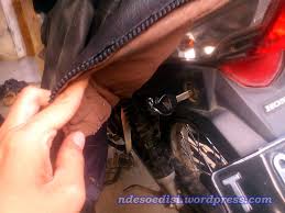 Adalah vedio tutorial cara membuka jok yang terkunci.dengan bantuan alat sederhana yang tetbuat dari besi atau kawat ember bekas.bisa diaplikasikan pada motor honda vario 125 dan vario 150 esp.disaat kita kehilangan kontak ataupun kontak tertinggal begini cara buka jok vario 125. Cara Buka Jok Motor Vario Tanpa Kunci