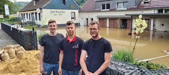 Bis 13.04 2012 von 14.00 bis 18.00 für schulkinder bis … Hochwasser Ruhr Hattingen Engagierte Jugendliche Befreien Haus Restaurant Zum Deutschen Hattingen