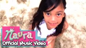 Kita bermain di antara bintang tanpa takut nantikan terjatuh kayuhlah semua cita cita ini tanpa lelah kita akan mencoba genggam selalu mimpi ini lakukanlah semua dengan cinta. Video Klip Lagu Naura Dunia Kita Penuh Cinta Video Lirik Feat Family Koleksi Trailer Klip Video Musik Di Wowkeren Com