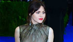 Kurt Cobain S Daughter Earns 100 000 Monthly From His Publicity Rights