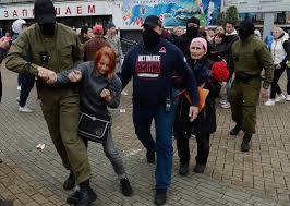 Σε ένα απίστευτο κατασκοπευτικό θρίλερ εξελίσσεται η αναγκαστική προσγείωση στη λευκορωσία αεροπλάνου της ryanair που εκτελούσε πτήση από την αθήνα προς το βίλνιους, πρωτεύουσα της. Leykorwsia Biaies Syllhpseis Diadhlwtwn Sthn Prwteyoysa Minsk Enothtes Kosmos Real Gr