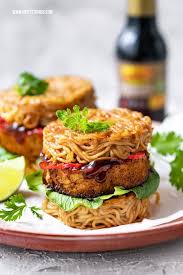 Ramen Burger Rezept Mit Knusprigem Tofu Pak Choi Nicest Things Rezepte Asiatische Rezepte Vegetarisches Essen