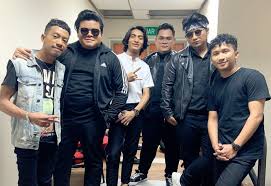 Mereka telah mengeluarkan lagu pertama mereka, zalikha pada tahun 2017. Pencarian Vokalis Kedua Band Floor 88 Dapat Sambutan Hangat Buzzkini