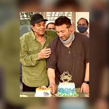 Find dharmendra news headlines, photos, videos, comments, blog posts and opinion at the indian express. Sunny Deol Celebrates Birthday With Dharmendra And Bobby Pictures Go Viral