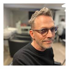 Endlich mal ein Foto, auf dem ich nicht aussehe wie mein Vater! Habt ihr  auch das Problem, dass ihr mit zunehmendem Alter immer mehr euren Eltern  ähnlich seht? Bitte kommentieren 🤓 Neue