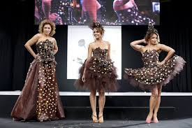 Le Defile De Robes En Chocolat Salon Du Chocolat Paris Idees De Mode Defile Mode Idees Vestimentaires