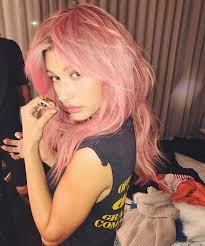 Hailey Baldwin S New Hair Color Is Better Than Rose Gold Hair Color Trends Pink Hair Hair Color