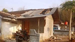 Sedangkan korban yang mengalami luka sebanyak 20 orang. Puting Beliung Menerjang 7 Rumah Warga Di Wonogiri Tribun Jateng