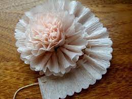 Ma petite maman habite assez loin de chez nous et j'ai pris l'habitude de lui faire livrer des fleurs pour réaliser un bouquet de fleurs en papier crépon vous aurez besoin de : Comment Creer Une Fleur En Papier Crepon Astuces Et Photos Archzine Fr