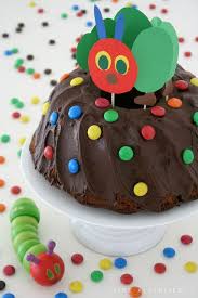 Für den kopf 1 aprikosenhälfte auf die platte legen. Die Kleine Raupe Nimmersatt Hungry Caterpillar Cake Caterpillar Cake Birthday Cake Kids