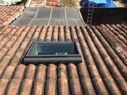 Pose De Velux Ggu Solar Avec Volet Roulant Solaire Sur Vitrolles Dans Les Bouches Du Rhone Entreprise De Toiture Sur Lambesc Toiture Plein Sud