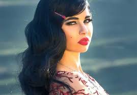 كشفت الفنانة الجزائرية ياسمين نيار إصرار المنتج المصري محمد السبكي، بمحاولته العودة إليها وكتبت نيار في صفحتها الخاصة: Nxqvv3ayste1rm