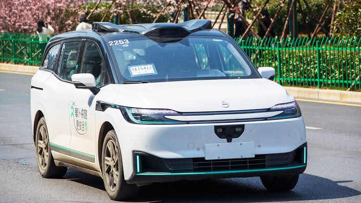 Robotaxi Outage in China Leaves Passengers Stranded on Highways | WIRED