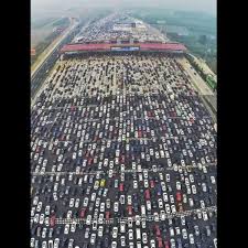 En china, una autopista se volvió un infierno luego de que un camión cargado de gas natural licuado estallara. China Que Provoco Que Una Autopista De 50 Carriles Tuviese Este Infernal Trafico Fotos Y Video Mundo Peru21