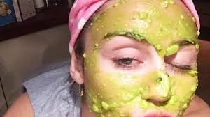 Foto: Miley Cyrus e a amiga Jessie Light se divertiram com o rosto coberto  de abacate: 'Noite das garotas'