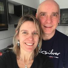 Cada jueves a las cinco de la tarde, en una sala del barrio porteño de  Belgrano, se replica un milagro. Porque adentro de esa sala se escucha, se  abraza, se sostiene y