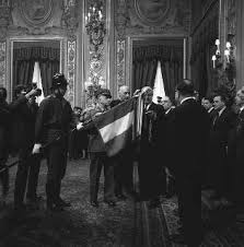 Serão feitas nas próximas semanas entregas relativamente a mais 335 mil. Franco Restivo Ministro Dell Interno Con Una Rappresentanza Del Corpo Nazionale Dei Vigili Del Fuoco Per Il Conferimento Della Medaglia D Oro Al Valor Civile Allo Stendardo Del Corpo Foto Dei Presidenti Della