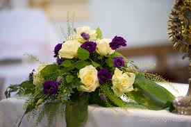 Hochzeit Kirchenschmuck Altargesteck Mit Rosen In Gelb Und Lila Kirchenschmuck Hochzeit Blumenschmuck Hochzeit Blumendeko Hochzeit