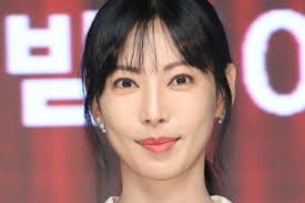 Sexless' ang asawa ni Lee Som, si Ahn Jae-hong, ay gumagawa ng mukha sa  likod ng camera.