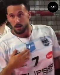 💪🏻El lateral argentino consiguió llegar a la cifra de 500 partidos a  nivel clubes. 👏🏻El Olympique de Lyon le dio al campeón del mundo una  camiseta en homenaje a dicha cifra. ❗️Aquí