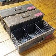 100均の収納グッズと木の板を使って 引き出し収納 をdiyしました 収納ボックスは 仕切り板が付いているものを使うと整理整頓の使い勝手も上がります フェイクレザーで自作タグも作ってみました 収納 アイデア 100均 diy インテリア 収納