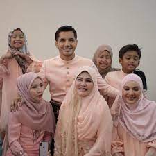Mendirikan rumah tangga dengan usahawan kosmetik, aliff syukri kamarzaman yang juga dikenali sebagai aliff syukri pada ogos 2007 dan telah dikurniakan empat orang zuriat iaitu ammar ahyan. Dulu Susah Mak Sibuk Niaga Abang Jaga Dia Dari Lahir Sampai Besar Ds Aliff Syukri Ada Adik Lelaki Yang Ramai Tak Tahu Keluarga