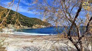 Μια μοναδική παραλία με το όνομα «μάγειρας» βρίσκεται στη νότια εύβοια, από την πλευρά του αιγαίου. Mageiras H Erhmikh Paralia Sthn Eyboia Me Th Leykh Ammoydia Kai Ta Galazoprasina Nera Eviathema Gr