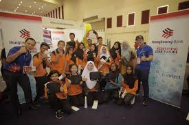 The hong leong foundation is offering scholarship to malaysians intending to pursue diploma, advanced diploma or undergraduate degree programme (1st degree) in any course or field of studies on full time basis at recognised. Hong Leong Bank Digital At Its Core
