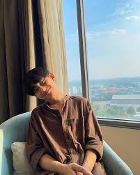 นักร้องหนุ่ม เฟิร์ส อนุวัตน์ เจ้าของเพลงดัง &quot;ถ้าเขาจะรัก (ยืนเฉยๆเขาก็รัก)&quot; Hi9yddgi7drkym
