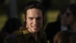 רביניאן עצמה כתבה אותו בהשראת היכרותה עם האמן הפלסטיני חסן חוראני זל, רונן הוא אביה של הבמאית יעל רונן שהיתה נשואה לשחקן יוסף סוויד, ואמיר חורי הוא בן זוגה של השחקנית אלונה סער, בתו של חכ גדעון סער. Ut4jikp4cqjz7m