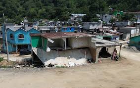 “No nos vamos”: comunidades de Hidalgo siguen inhabitables, entre ruinas y riesgo, un año después de la traged