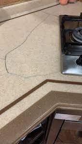 مستشار المطابخ on twitter مشكلة تواجه أغلب أسطح مطابخ الرخام الصناعي ألا وهي تكسر الرخام بسبب الحرارة وللأسف أغلب الفنيين في سوق المطابخ يقومون بتركيب سطح الغاز بشكل خطأ مما يتسبب في