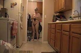 Meine frau streifen und stellt völlig nackt zu hause Eine Reife Frau Geht Nackt Im Haus Herum Wahrend Ihr Mann Sie Entfernt Porno Video Online