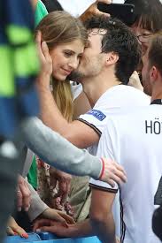 You can find all ways to contact us here. Neuers Freundin Nina Zeigt Cathy Hummels Wo Es Lang Geht Promiflash De