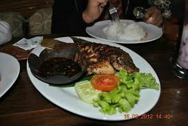 Menu makan malam gurame bakar. Ikan Gurame Goreng Picture Of Kampung Daun Bandung Tripadvisor