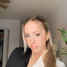 Vanessa Mccartney's Instagram, Twitter & Facebook