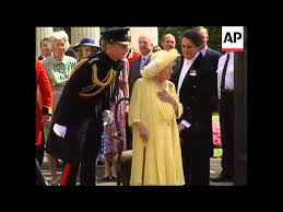 Geburtstag am heutigen freitag haben mit einem besuch des postboten begonnen. Uk Queen Mother Celebrates Her 99th Birthday V Youtube