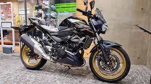 The 2020 kawasaki z400 abs is the youngest of the z series bikes by a few months. Kawasaki Z400 Se Metallic Spark Black Youtube