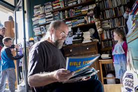 In The Age Of Amazon Used Bookstores Are Making An Unlikely Comeback Bookstore Bookshop Books