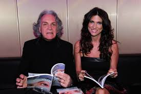 Mentre riccardo fogli, all'isola dei famosi 2019, le ha più volte rivolto un saluto e un pensiero, karin trentini, moglie del cantante, è finita al centro del gossip a causa di un e se questo non bastasse, karin successivamente ha pubblicato una foto nel suo profilo instagram in cui abbraccia proprio celli. Riccardo Fogli Con La Moglie Karen Trentini Dago Fotogallery