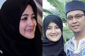 Umi pipik ini kan banyak digosipin dekat sama artis bahkan isu nya skrg udah jadi istri ke dua vokalis band. Umi Pipik Mengaku Sudah Siapkan Kain Kafan Untuk Dirinya Kelak