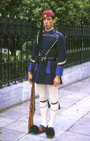 The evzones or evzonoi were several historical elite light infantry and mountain units of the greek army. Athen Wachablosung Der Evzonen