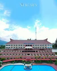 Liburan bareng keluarga dan kerabat semakin berkesan dengan menginap di Hotel  Niagara✨ Yuk segera reservasi kamar kamu melalui: 08116588771 (WhatsApp),  061-4158877 (Reservasi Medan), 0625-41028 (Resepsionis Hotel Niagara Parapat).  #hotelniagaraparapat ...