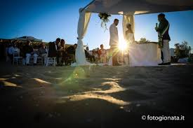 Come wedding planner, le consiglio per limitare i costi, di rivolgersi a fornitori della sua zona. Per La Prima Volta A Fano Celebrato Un Matrimonio Sulla Spiaggia Laltrogiornale